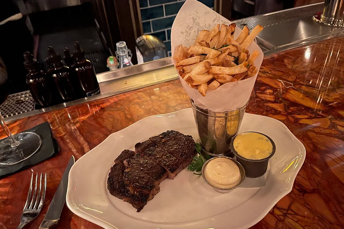 Bavette’s Steakhouse & Bar main room dining