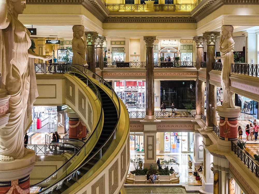 Caesars grand reception lobby with statue of Caesar Augustus